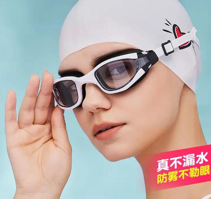 泳镜应该戴在泳帽里面