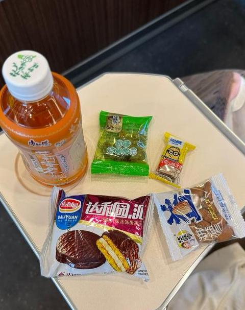 高铁一等座给零食吗
