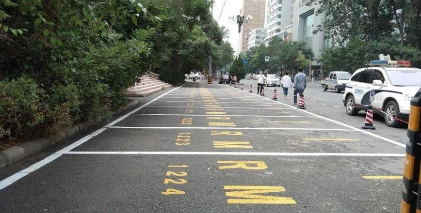 路边白色框是停车位吗