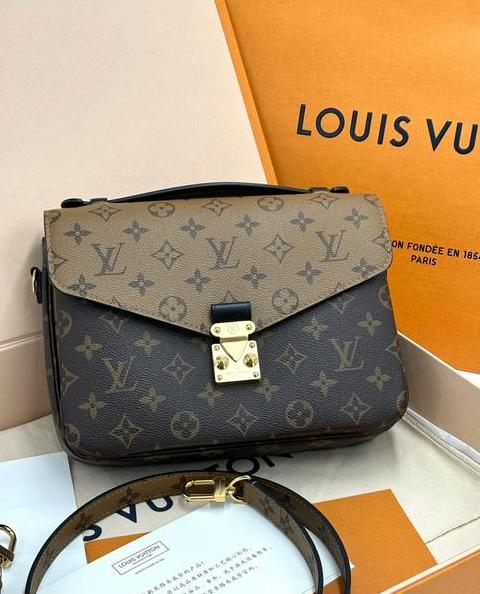 lv邮差包内里都有编号吗