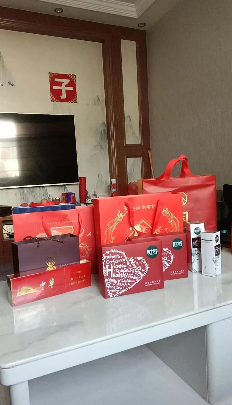 过年同事间送礼物