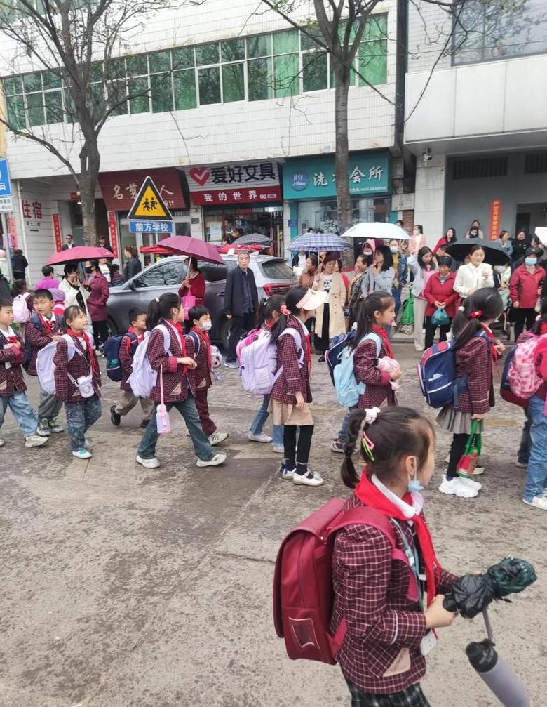 接高中孩子放学的心情