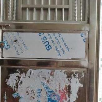 去门上的塑料膜怎么去除